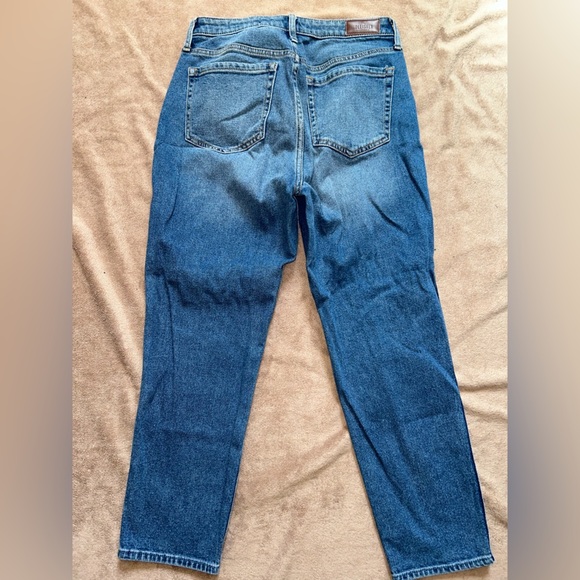 CURVY ULTRA HIGH-RISE MOM JEAN
HOLLISTER VINTAGE STRETCH - Picture 3 of 4